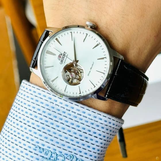 Orient Open Heart blanco en uso
