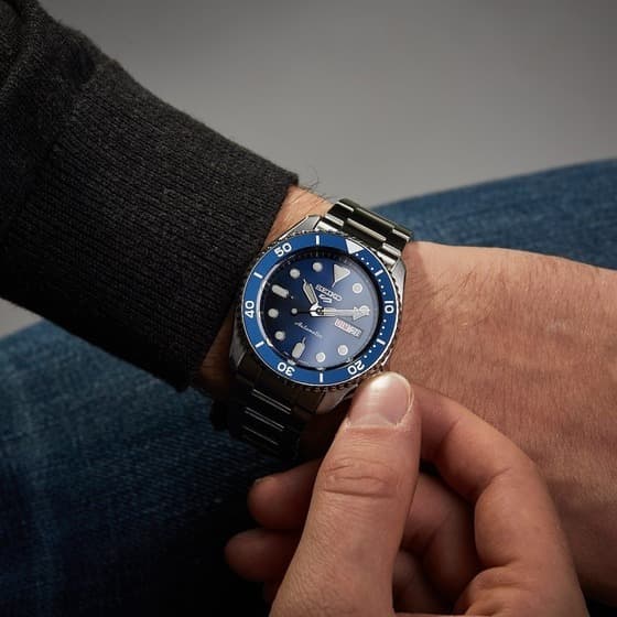 Seiko 5 Sport azul en uso