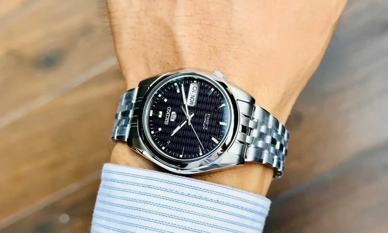 Seiko 5 negro en uso