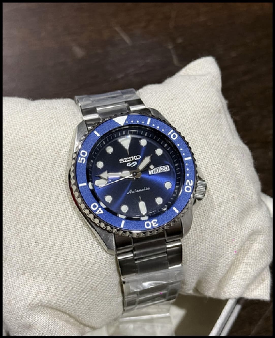 Seiko 5 Sport azul sobre almohadilla